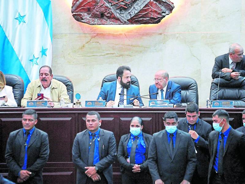 Luis Redondo está formulando estrategias que implican atropellar a la Constitución por su falta de capacidad para lograr consensos, aseguran los constitucionalistas y partidos de oposición.