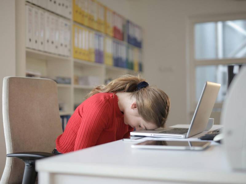 Algunas personas comienzan el lunes con una sensación parecida a la resaca, pero sin haber probado alcohol, y el solo hecho de pensar en el trabajo las deja sin energía.