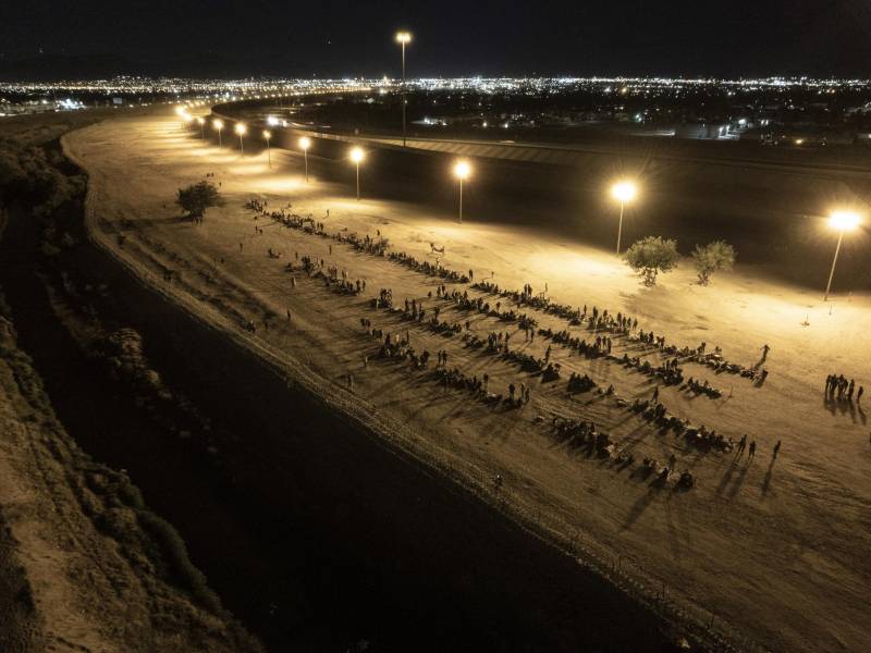 Miles de migrantes cruzan a diario la frontera sur de Estados Unidos y el Gobierno de Joe Biden teme que las cifras incrementen a partir del viernes, una vez que expire una regla activada durante la pandemia que hizo casi imposible solicitar asilo en la frontera con México.