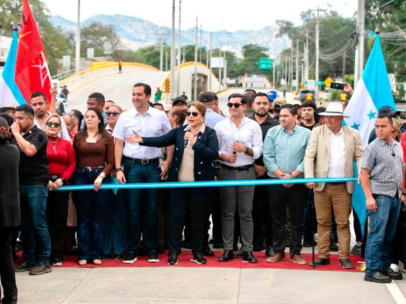 <b><span class=mln_uppercase_mln>acto.</span></b> Xiomara Castro junto a Héctor Zelaya y Octavio Pineda.<span class=mln_uppercase_mln> </span>