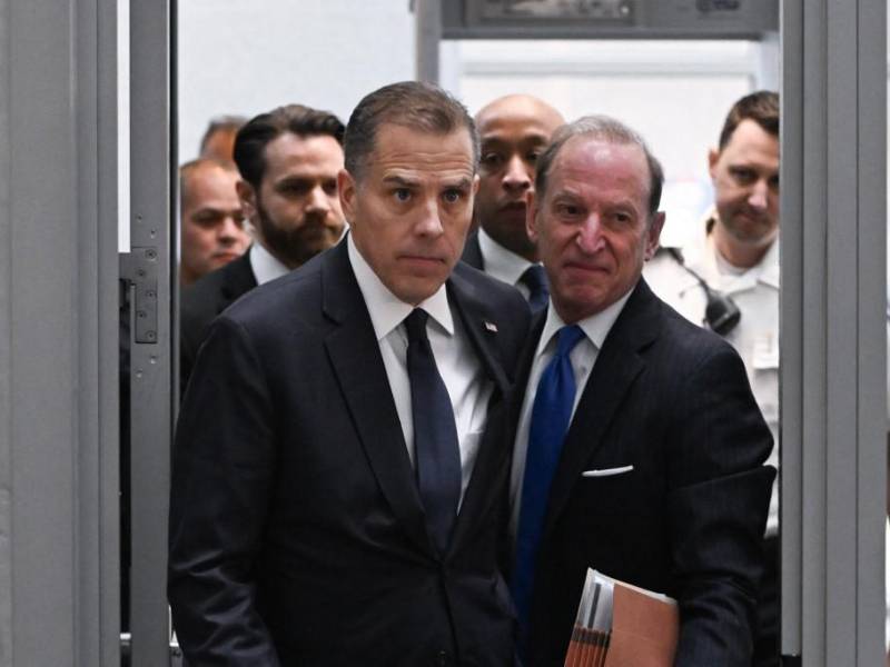 Hunter Biden, hijo del presidente estadounidense Joe Biden, y el abogado Abbe Lowell.