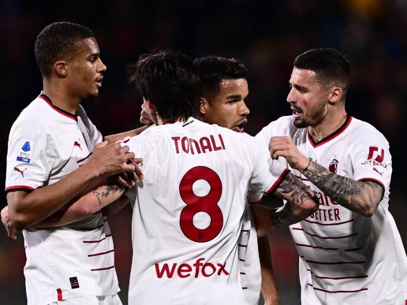 Junior Messias en el momento donde fue felicitado por sus compañeros tras anotar el gol.