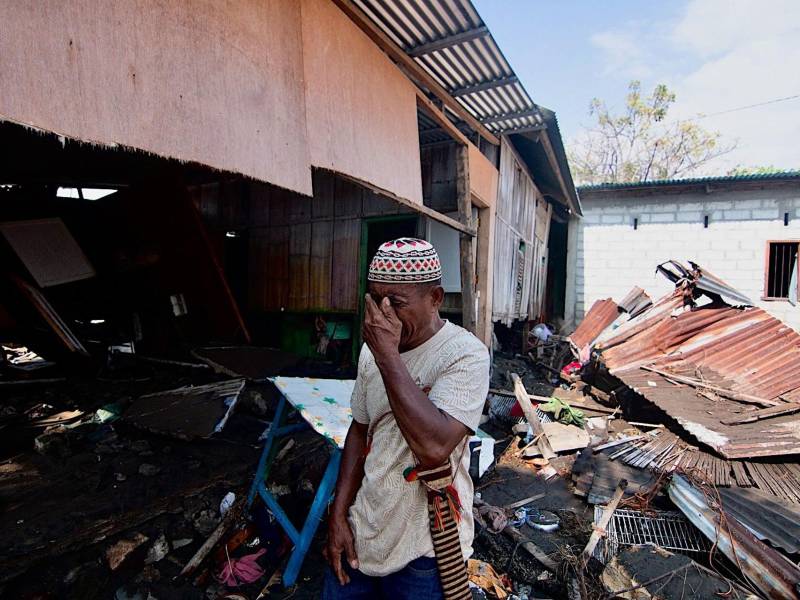 Un hombre frente a una casa familiar dañada por las fuertes olas generadas tras un terremoto de magnitud 7,7 en Mbay, Nagekeo, provincia de Nusa Tenggara Oriental, Indonesia, el 15 de agosto de 2026. EFE/EPA/IGNASIUS KUNDA