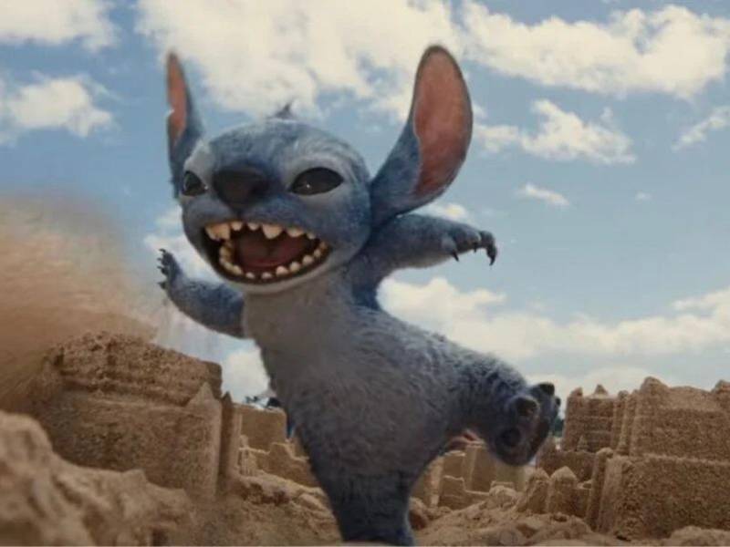 ¡Stitch regresa! Disney presentó el primer avance de su película de acción real “Lilo &amp; Stitch”, en la que la adorable criatura extraterrestre azul aterroriza un impresionante castillo de arena.