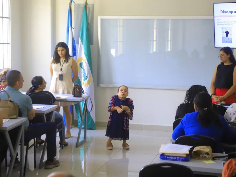 Gladys Lizeth Gómez Osorio durante una capacitación de maestros en Villanueva, Cortés, para hablar sobre técnicas que pueden usar para asistir a niños con retos especiales.