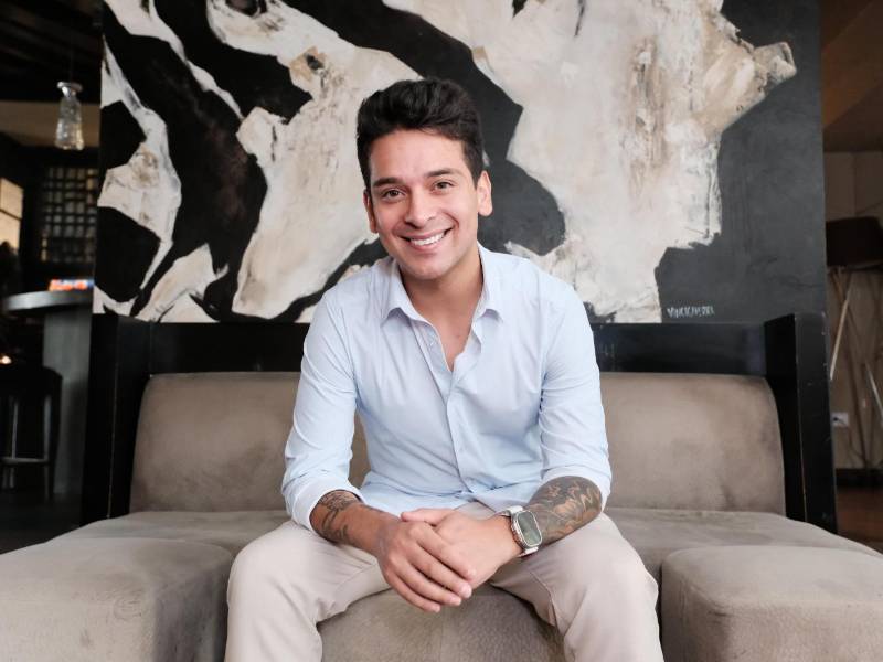 El cantante Ricky Santos durante una entrevista con LA PRENSA.