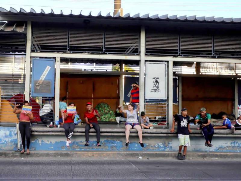 Migrantes venezolanos en una caseta del fallido Trans-450 | Fotografía de archivo