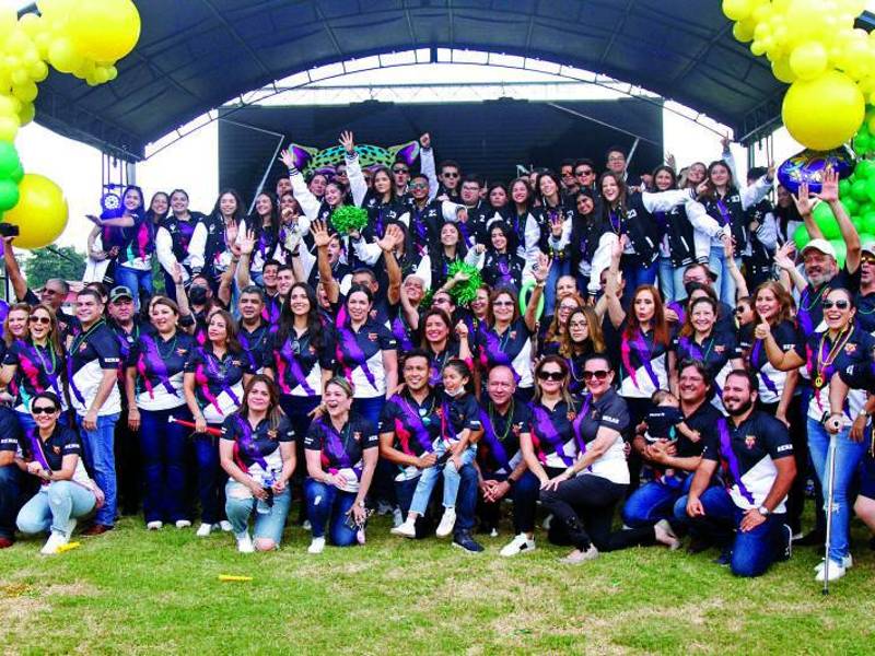 Los padres de familia disfrutaron junto a sus hijos en la entrada de la Escuela Seran.