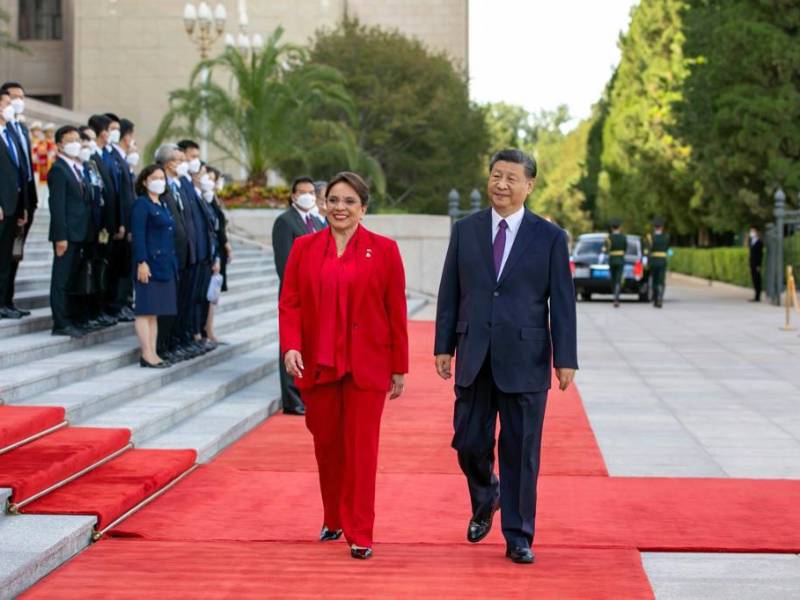 Xiomara Castro, presidenta de Honduras, junto al mandatario chino, Xi Jinping.