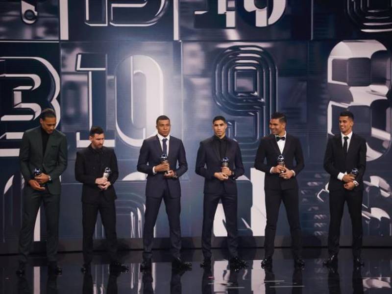 En una alineación muy ofensiva. La FIFA alineó a tres defensas, tres volantes y cuatro delanteros. La polémica en el 11 ideal no se quedó atrás.