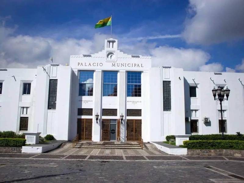 Juez sustituye prisión preventiva por medidas cautelares a los acusados de fraude y violación de deberes.