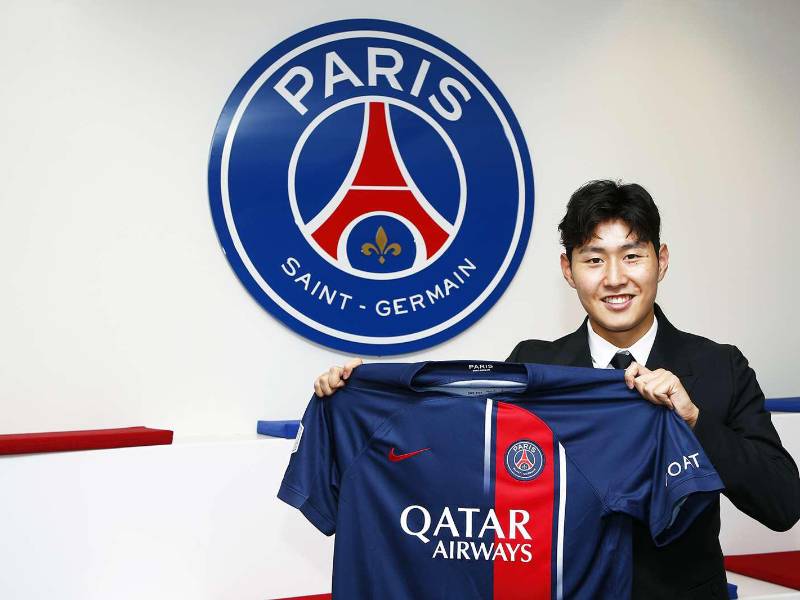 El centrocampista coreano Kang-In Lee al momento de posar con la camiseta del PSG.
