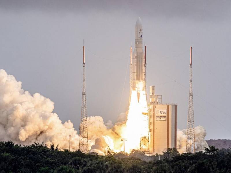 Moementpo en el que el cohete Arianne 5 despegaba con el poderoso telescopio, desde el centro espacial de la Agencia Espacial Europea, ubicado en Kourou, en la Guayana Francesa