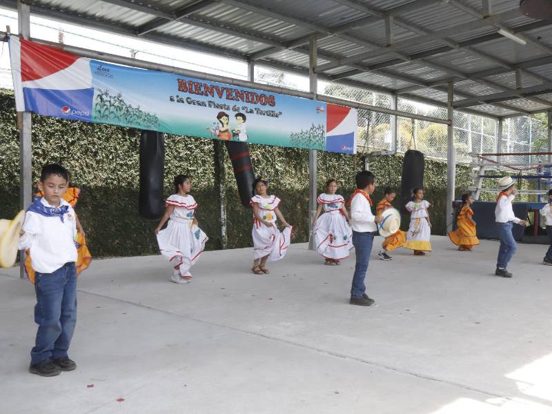 Los niños del primer bloque educativo, que abarca de primer a tercer grado, fueron los responsables de realizar diversas actividades en su su encantador evento. Los padres de familia fueron piezas claves en su desarrollo.