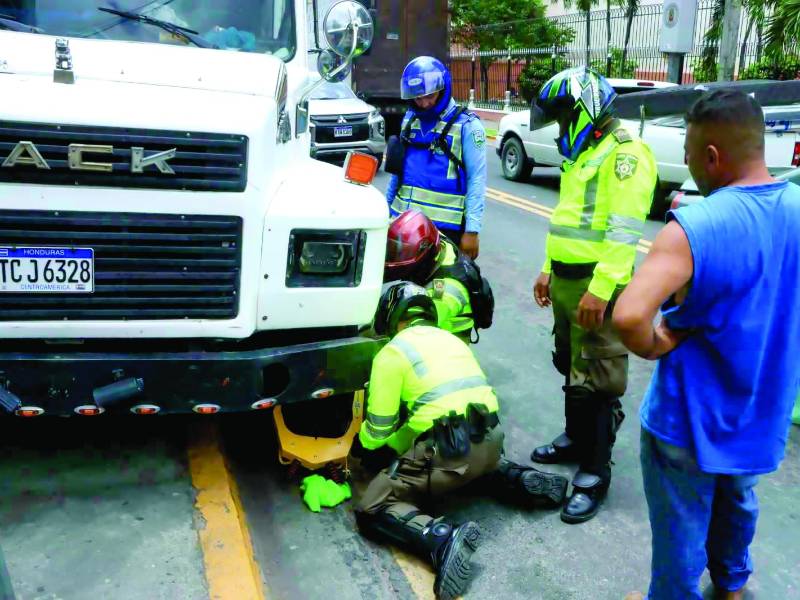 <b>Los policías municipales se trasladan en motocicletas buscando poner orden en el centro, aquí inmovilizan un vehículo.</b>