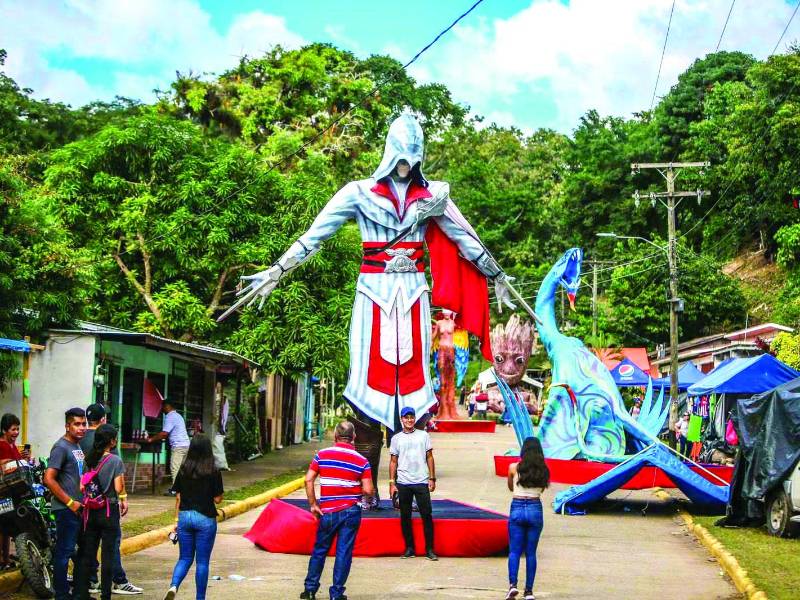 Este año, el festival estuvo lleno de color y alegría, con quince chimeneas gigantes. Nacionales y extranjeros disfrutaron en familia o con amigos del espectáculo que engalanó a Trinidad, Santa Bárbara, luego de dos años de pandemia.