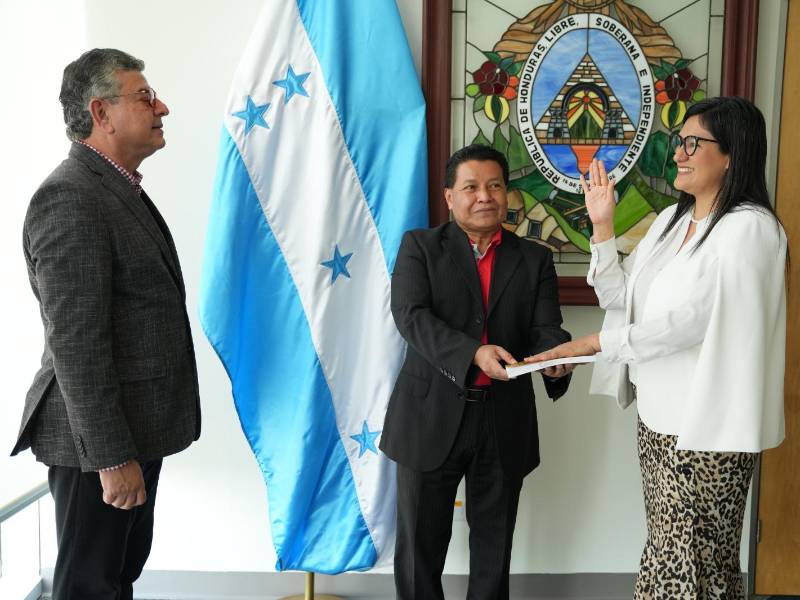 Sua Martínez siendo juramentada para un nuevo mandato en la Cicesct.