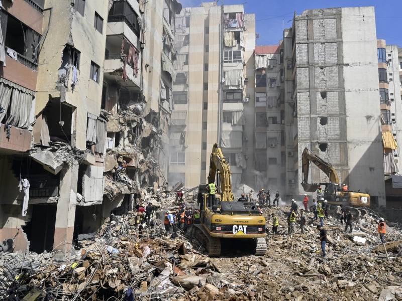 Equipos de emergencia trabajan en el barrio de Beirut bombardeado por Israel y donde el viernes murieron al menos 31 personas. (Líbano, Hizbulá/Hezbolá).