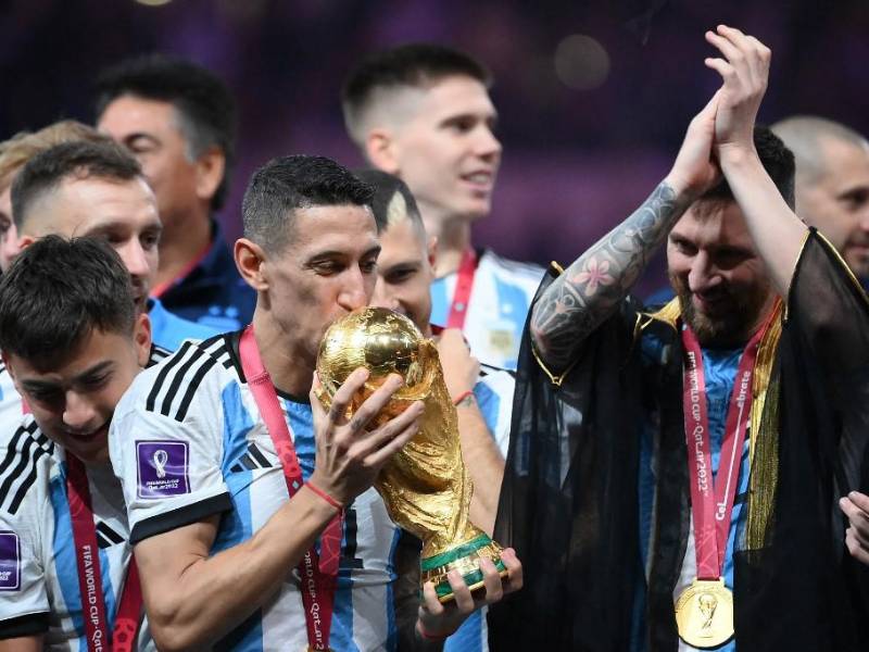 Ángel Di María en el momento que besó la Copa del Mundo.