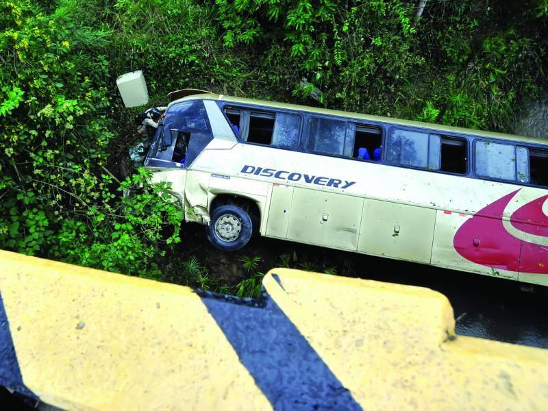 <b>La colisión entre el autobús y la rastra ocurrió en la carretera a Olancho el 5 de diciembre.</b>
