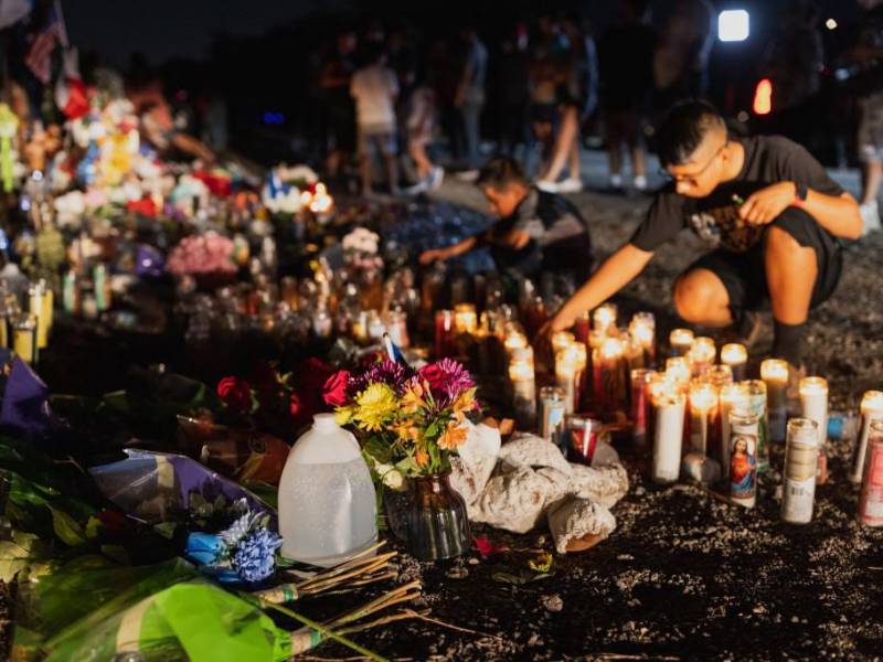 El tráiler donde eran transportados los migrantes fue hallado abandonado por traficantes de personas en San Antonio, Texas.