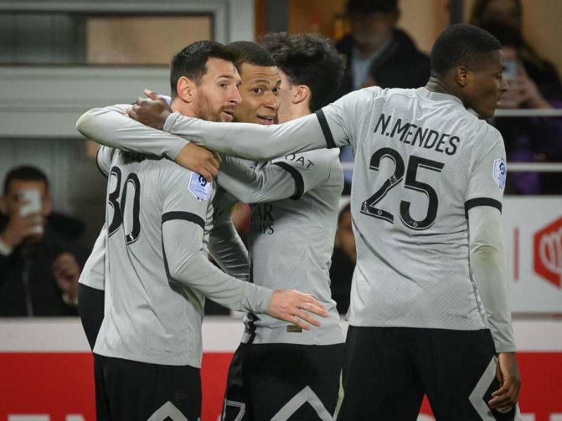 Mbappé siendo felicitado por Lionel Messi y resto de compañeros del PSG.