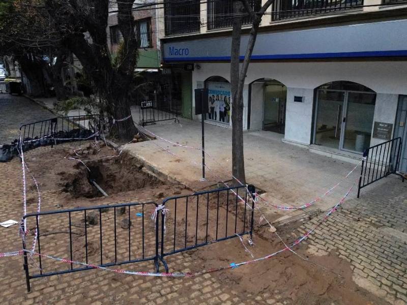 Vista aérea de un agujero en una calle frente a una sucursal del Banco Macro en San Isidro, provincia de Buenos Aires.