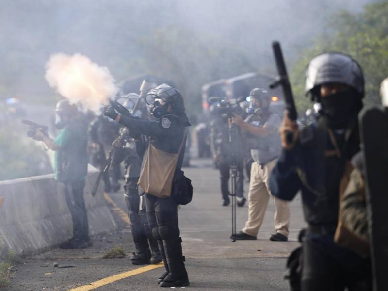 Las protestas en Panamá continuan en su tercera semana consecutiva, con más enfrentamientos violentos entre agentes antidisturbios y los manifestantes, en rechazo a iniciativas impulsadas por el Gobierno del presidente panameño, José Raúl Mulino, entre ellas una controvertida reforma a la seguridad social.