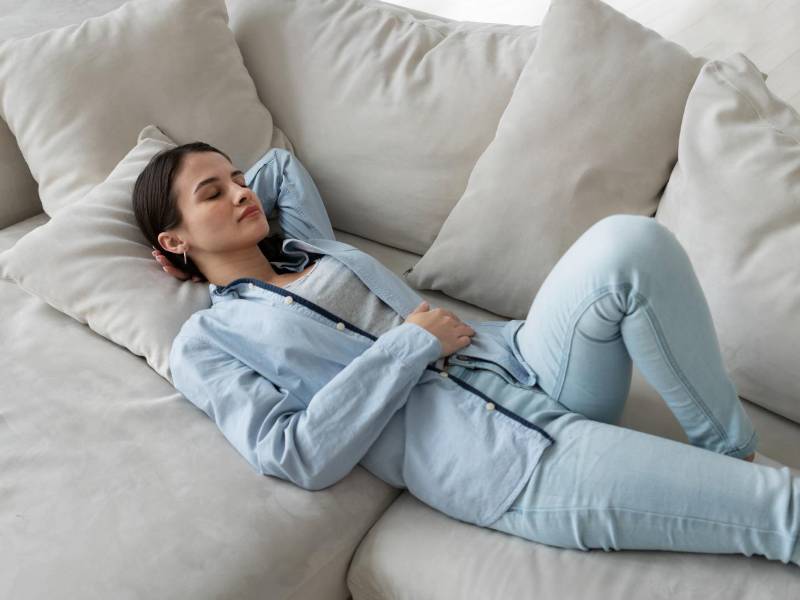 Disfrutar de un descanso reparador y mantener horarios de sueño regulares fomenta un estilo de vida más sosegado y cardiosaludable.