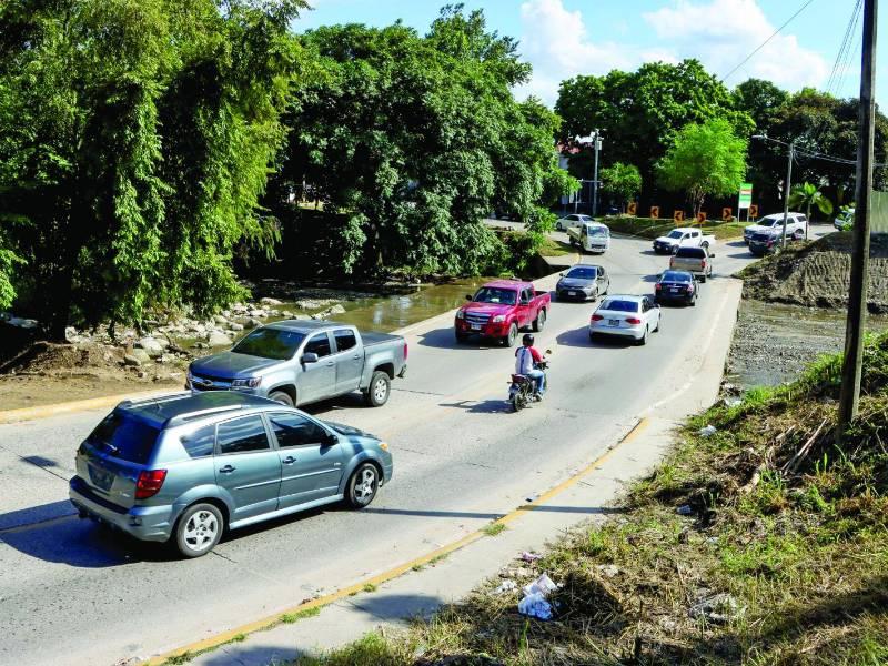 <b>Comenzaron las labores en el vado de la Colombia, que estará listo en febrero, según la programación.</b>