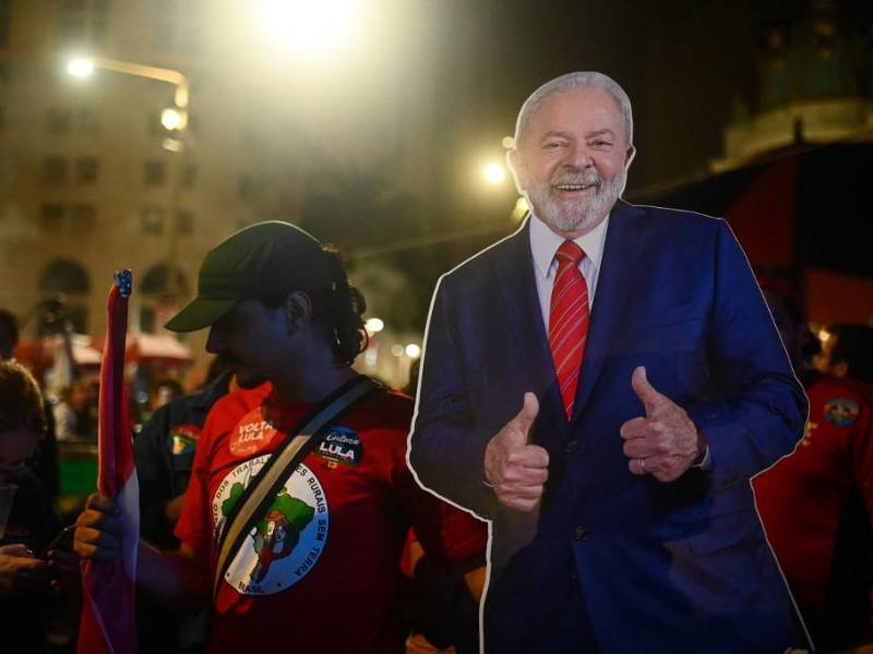 Simpatizantes de Lula de Silva se encuentran en las calles celebrando porque aseguran que ganan en sondeos a boca de urnas.