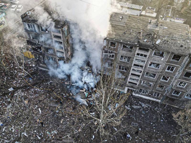 Esta fotografía tomada y publicada por la Policía Nacional de Ucrania el 14 de febrero de 2024 muestra a los rescatistas extinguiendo un incendio en un edificio residencial luego de un ataque con misiles en Selídove, región de Donetsk, en medio de la invasión rusa de Ucrania.