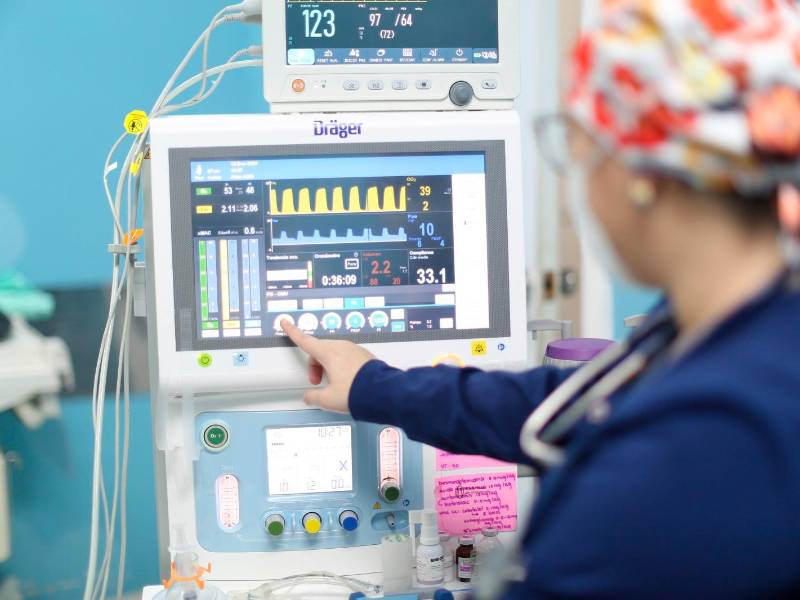 <b><span class=mln_uppercase_mln>Servicio.</span></b> Una enfermera muestra cómo funciona el equipo donado por Gildan para la sala de cirugía pediátrica del Catarino Rivas.