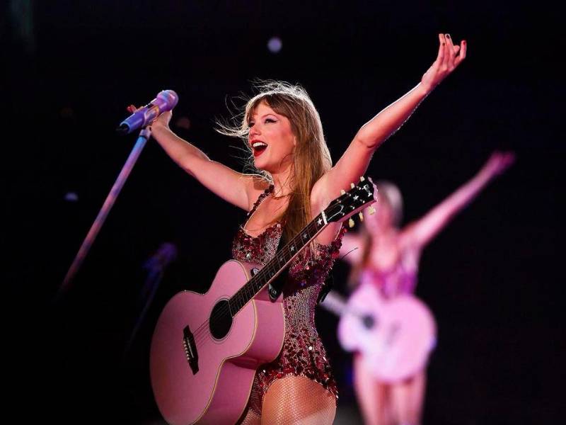 Taylor Swift compartió un emotivo momento con los parientes de la víctima detrás del escenario después de dar su último concierto en Sao Paulo, Brasil, el domingo. Ana Clara Benevides Machado, la joven que perdió la vida en el primero de los tres conciertos que la artista norteamericana dio en Brasil.