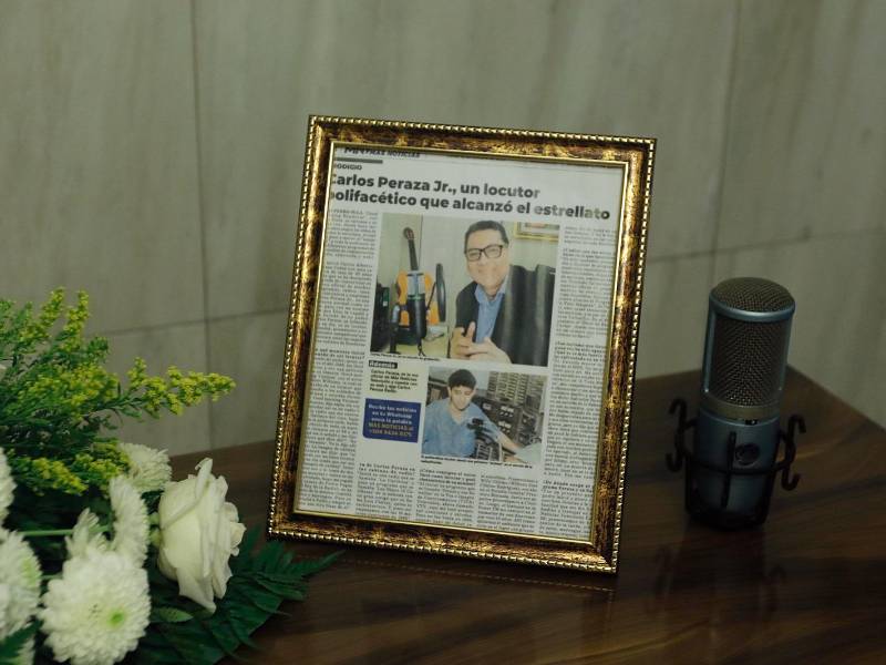 Sobre su féretro, su familia colocó una retratera con una nota sobre a vida y obra del locutor sampedrano.