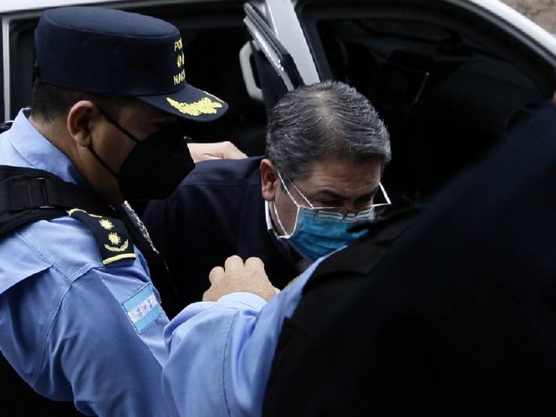 Juan Orlando Hernández siendo escoltado a la audiencia ante el juez que conoce el pedido de extradición contra el expresidente.
