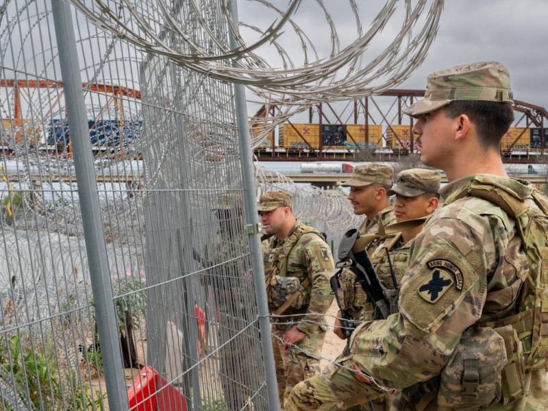 La Guardia Nacional de Texas vigila la frontera en el río Bravo.