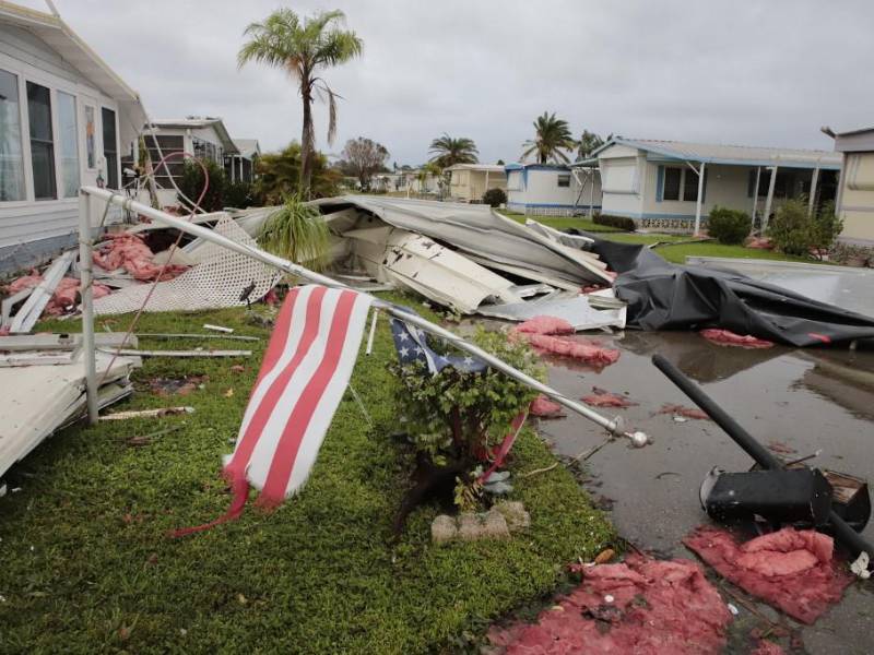 Los escombros cubren un parque de casas móviles en Fort Myers, Florida, un día después de que el huracán Ian tocara tierra.