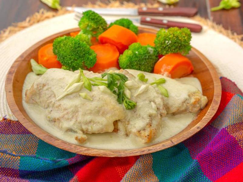 Pollo en crema de loroco