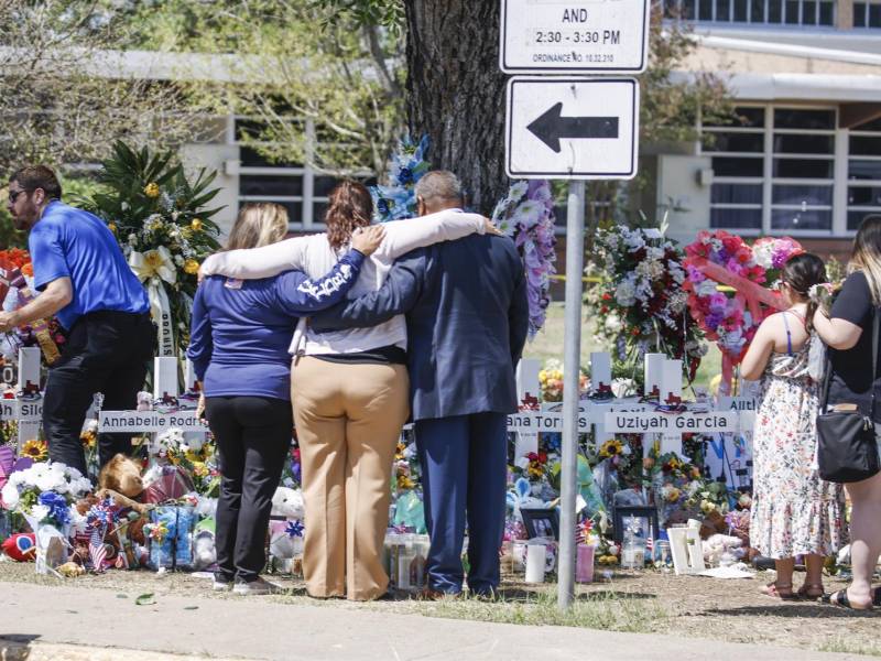 Personas se reúnen, este 28 de mayo de 2022, en un memorial conmemorativo a las víctimas del tiroteo ocurrido en la escuela primaria Robb en Uvalde, Texas, hace 4 días. EFE/Tannen Maury
