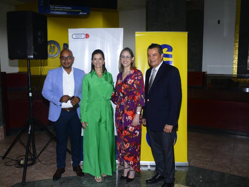 Fernando Carranza, Jefe del Departamento Cultural del IHCI con Suyapa Monterroso, coordinadora del proyecto, Ana Lorena Lacayo, Directora Ejecutiva del IHCI y Ramón Fuentes, Gerente Regional de Negocios de Banpaís.