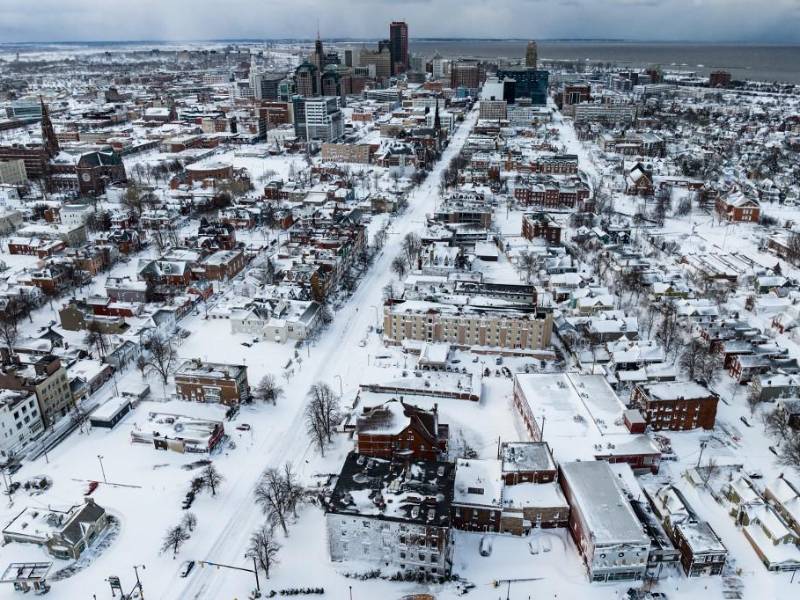 Imagen panorámica de Buffalo, New York. La terrible tormenta invernal que causó la muerte de al menos 50 personas en Estados Unidos el fin de semana de Navidad comienza a dar señales de amainar al tiempo que aparecen historias de familias atrapadas durante días en lo que llaman la “<b>tormenta de nieve</b> del siglo”.