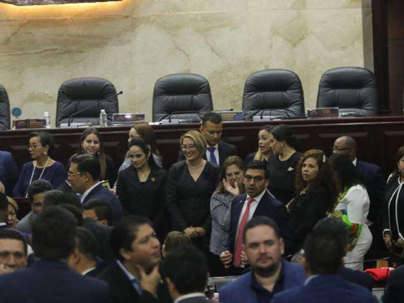 Tras largas negociaciones el Congreso juramentó a la nueva CSJ en un proceso que no estuvo libre de críticas.