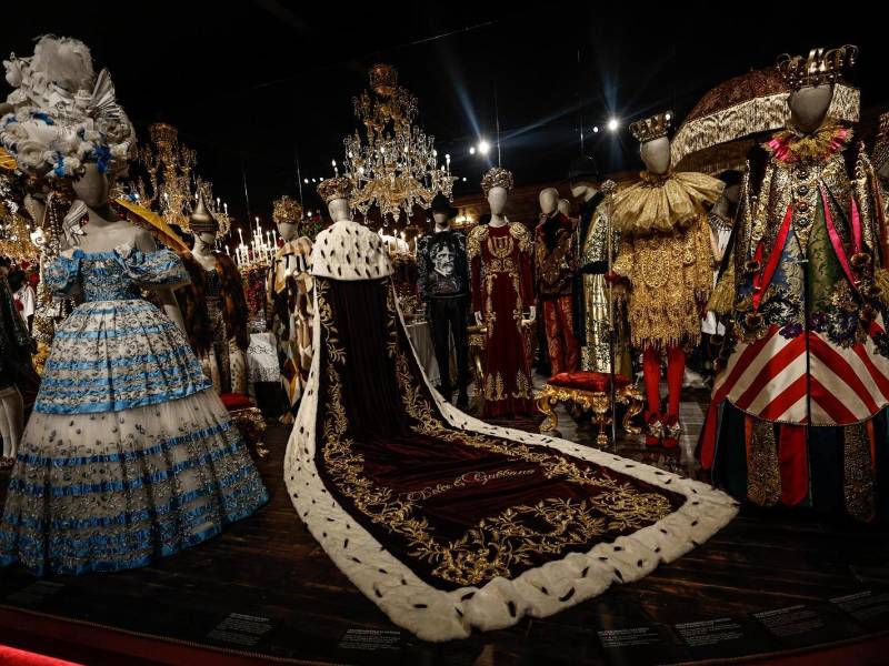 Varias piezas de la gran exposición dedicada a las colecciones de alta costura más famosas de la firma italiana Dolce &amp; Gabanna.