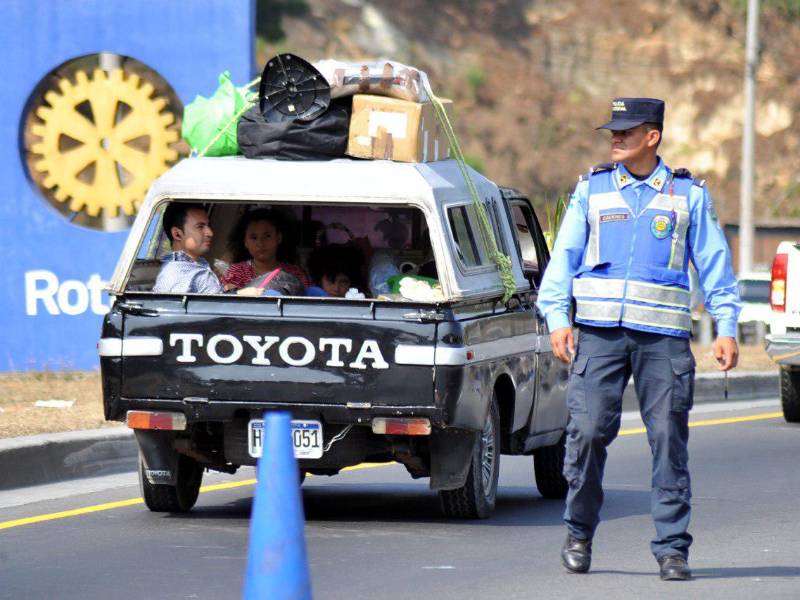 Cientos de turistas comenzaron a desplazarse de Tegucigalpa hacia los lugares donde planean pasar la Semana Santa 2024.