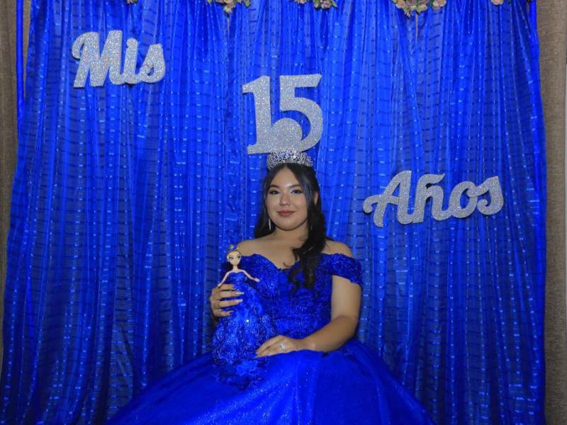 La joven lució elegante, bella y feliz en su festejo.