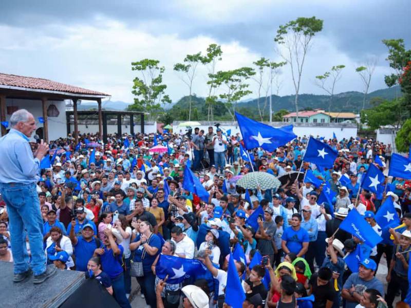 Nasry Asfura, “Papi a la Orden”, candidato presidencial del Partido Nacional, llegó a los municipios de Copán Ruinas y San Antonio, destacando entre sus principales promesas la construcción de un sistema de agua potable que beneficie a miles de familias.