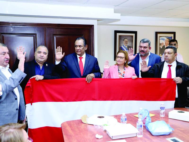 Autoridades del CCEPL llegaron al Congreso Nacional para ratificar a Mario Segura en la jefatura de la bancada.