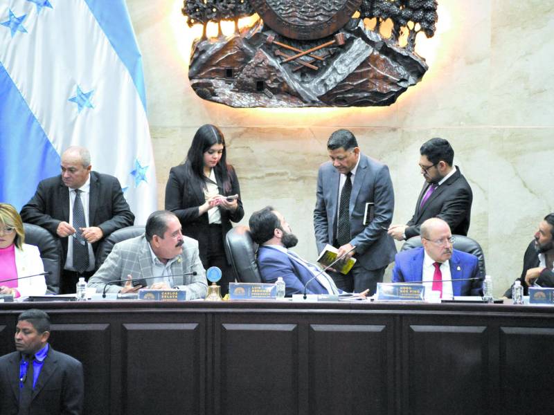 <b>Sin que exista un asidero legal que permita la entrega de fondos, Luis Redondo siguecayendo en ilegalidades, asegura la oposición.</b>