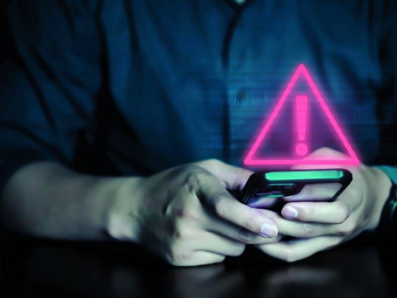 Las imágenes corresponden a las conversaciones que mantuvo una víctima con uno de los estafadores que había tomado el control del WhatsApp de otra persona.